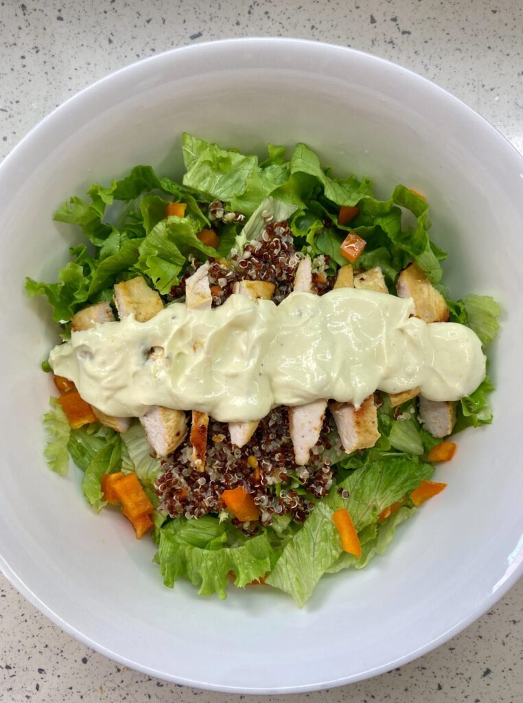 Superfood σαλάτα με κινόα, κοτόπουλο & σως γιαουρτιού
