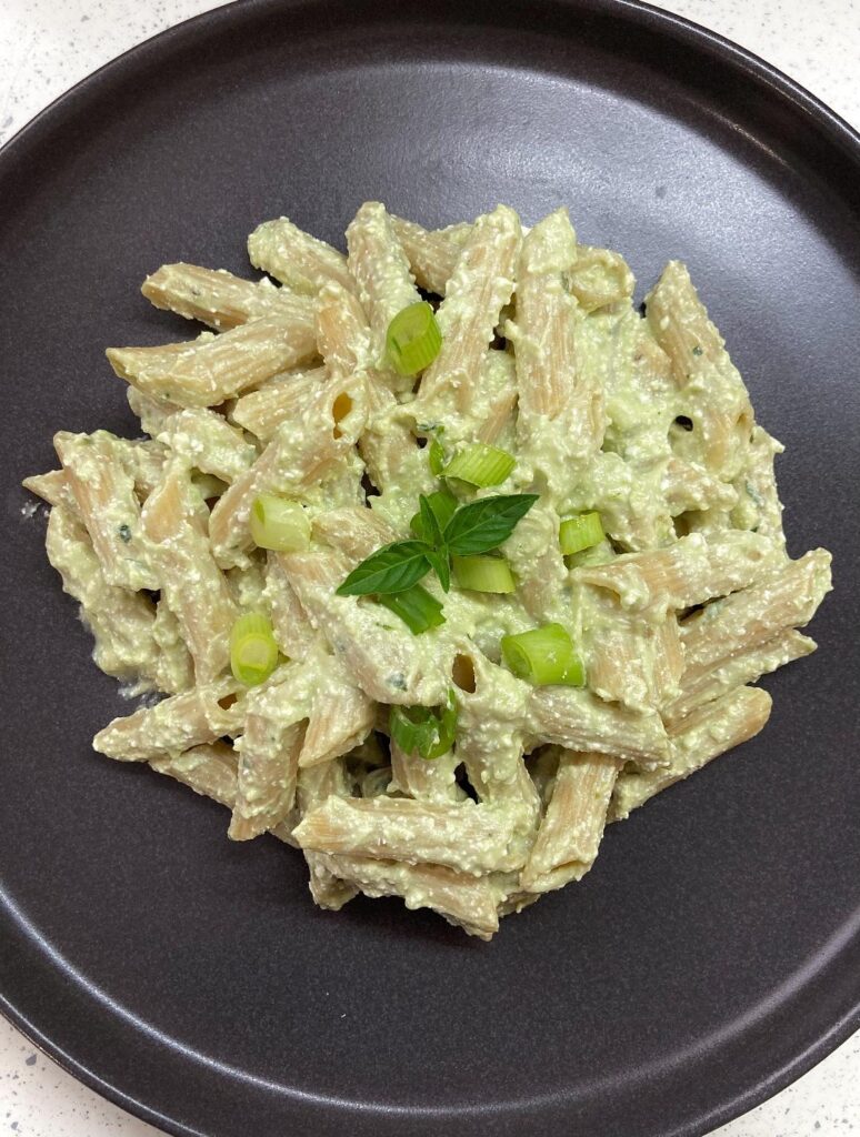 Δροσερή Μακαρονάδα με Πένες ολικής & Σως αβοκάντο με τυρί cottage