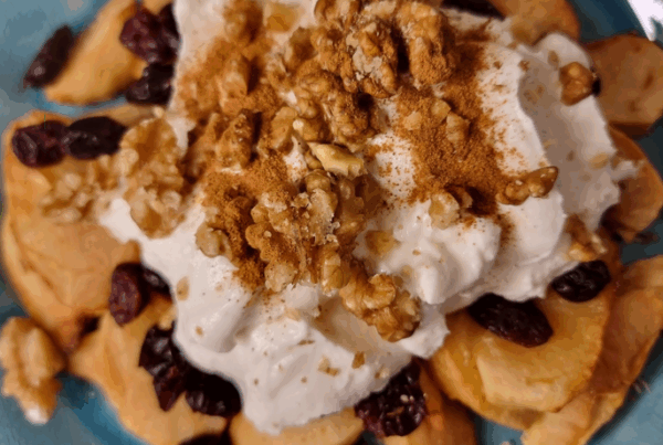 🍏 Υγιεινή Σαλάτα με Ψητά Μήλα, Γιαούρτι και Καρύδια