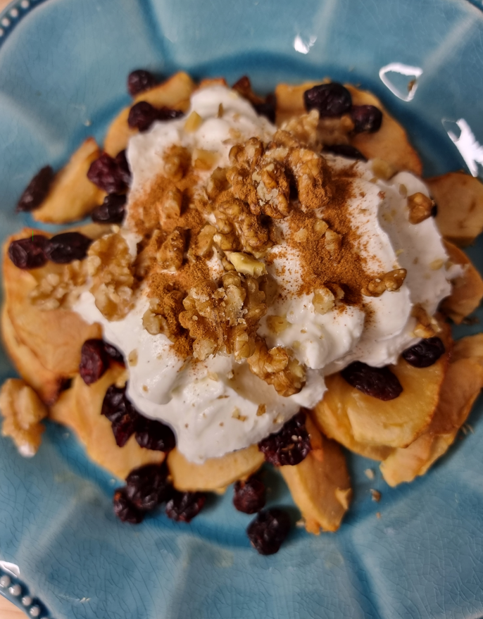 🍏 Υγιεινή Σαλάτα με Ψητά Μήλα, Γιαούρτι και Καρύδια