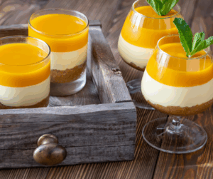 γιαουρτογλυκό με ζελέ και μπισκότα