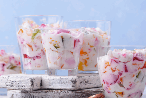 γιαουρτογλυκό με ζελέ και μπισκότα