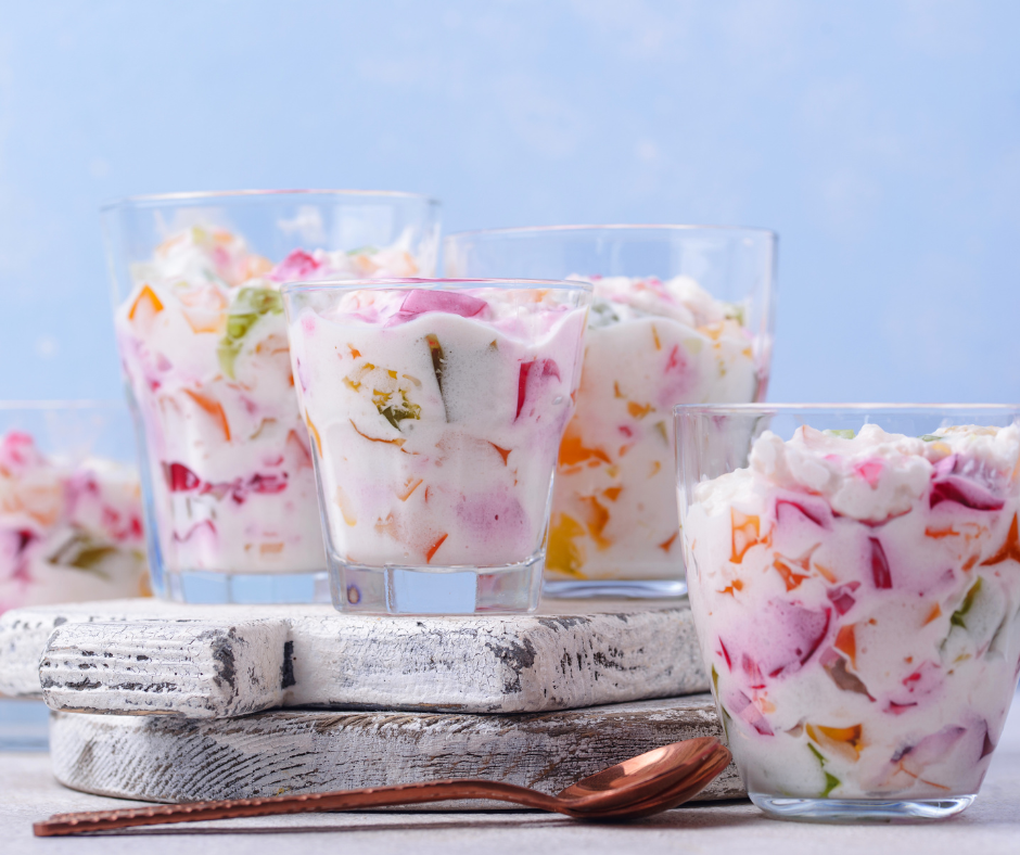 γιαουρτογλυκό με ζελέ και μπισκότα