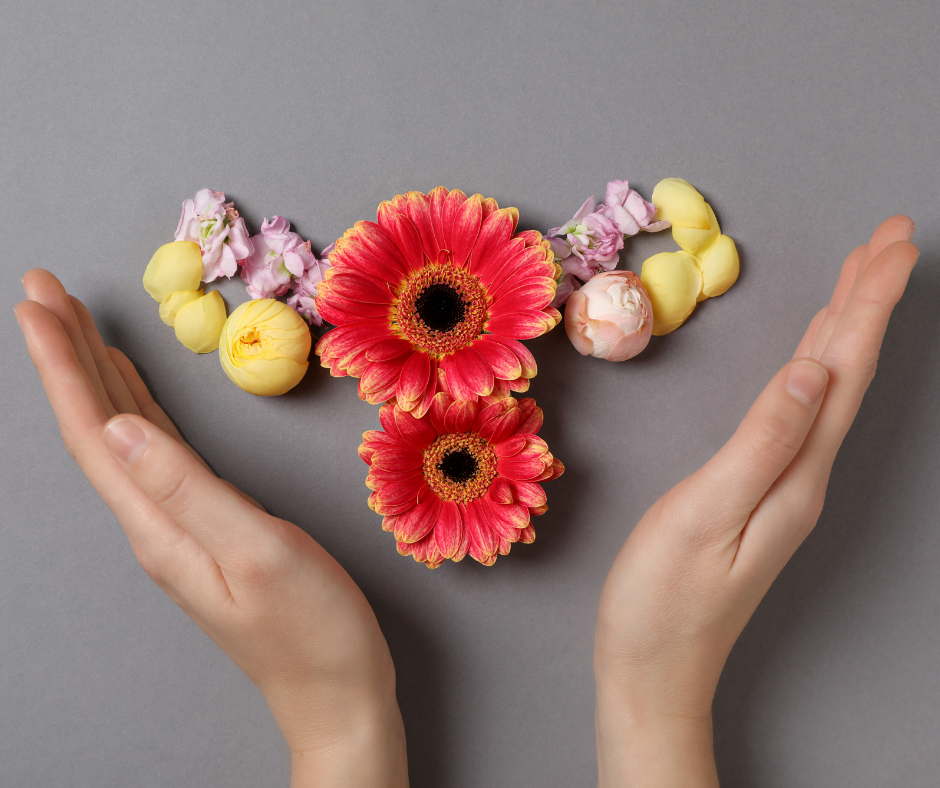 γυναικεία χέρια με λουλούδια σε σχήμα μήτρας