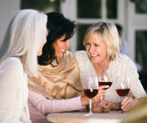 γυναίκες μετά τα 50 που πίνουν κρασί